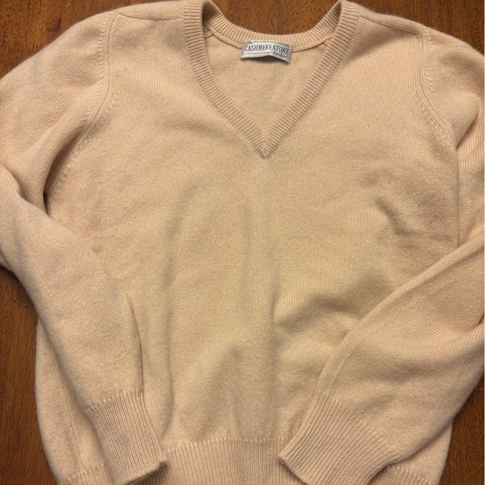 The cashmere store Scotland high end Light Tan V-Neck Sweater size medium